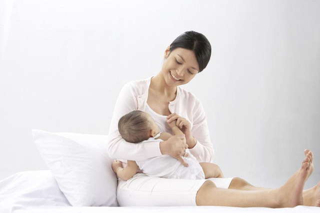 Chỉ cần mùi lạ trên ti mẹ là bé không bú nữa. dựa trên nguyên lý này bạn có thể bôi những chất gây khó chịu lên đầu ti rồi cho bé bú như: dầu gió, thuốc đỏ, cũng có thể bôi lọ nghẹ (lọ nghẹ ở thành phố tìm hơi hiếm vì nhà ai cũng xài bếp ga rồi).