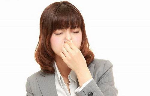 Ngậm miệng và véo mũi trong khi cố gắng thở ra và đẩy không khí ra ngoài là cách để trị nấc cụt