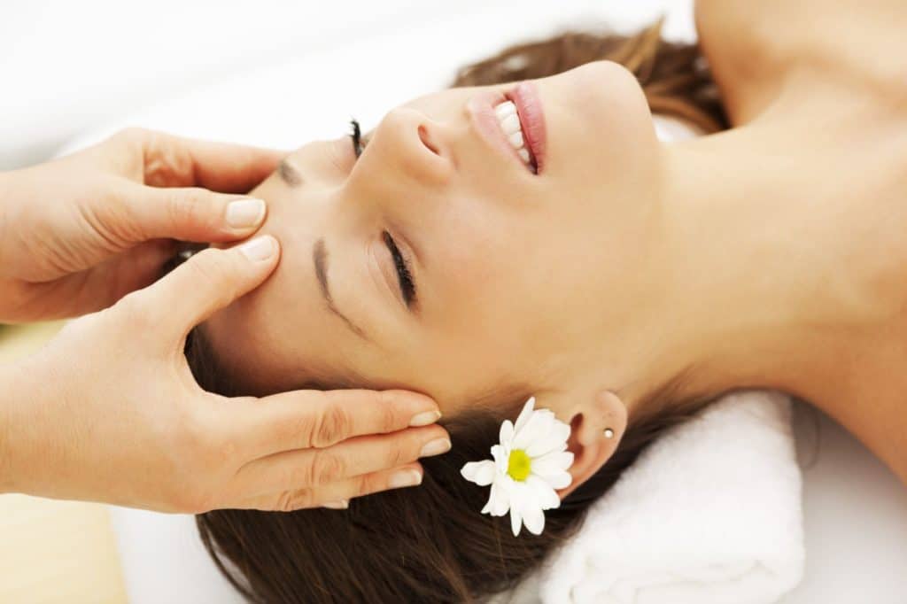 Các ưu điểm khác mà bấm huyệt mang lại