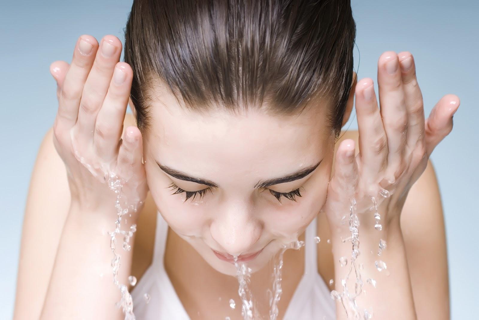 Các chuyên gia khuyên rằng nên rửa mặt trước khi đắp mặt nạ