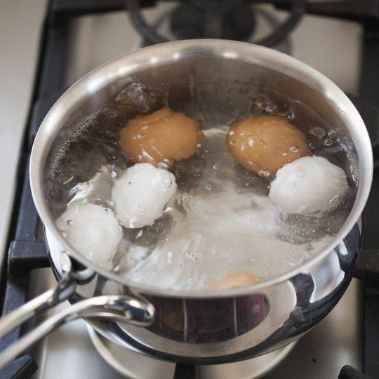 Ngâm trứng vào nước lạnh để dễ bóc vỏ