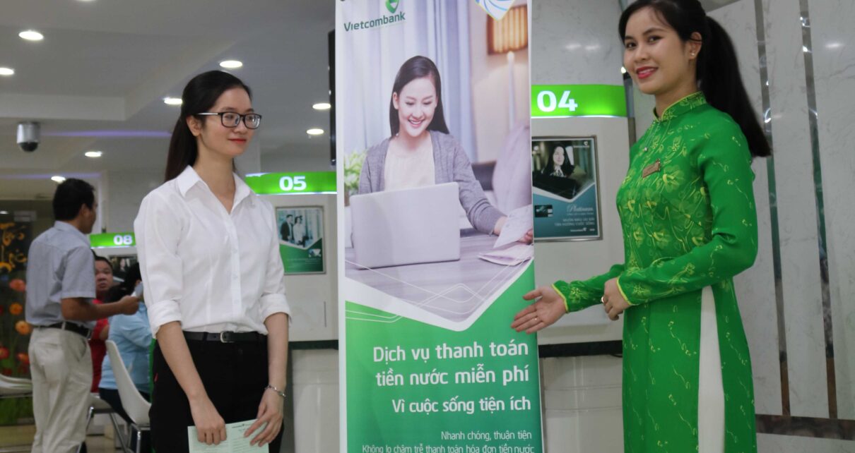 Ngân hàng ở Việt Nam trả lương cho nhân viên thế nào?