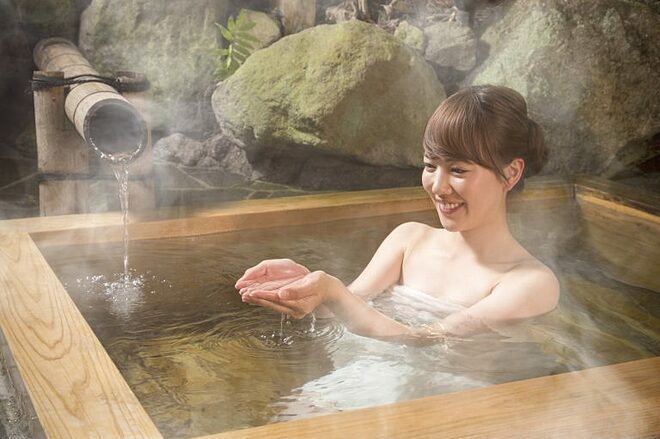 Ngay từ thế kỷ 17, các văn bản y học Nhật Bản đã xem việc tắm nước nóng là phương pháp hữu hiệu để ngăn ngừa bệnh tật