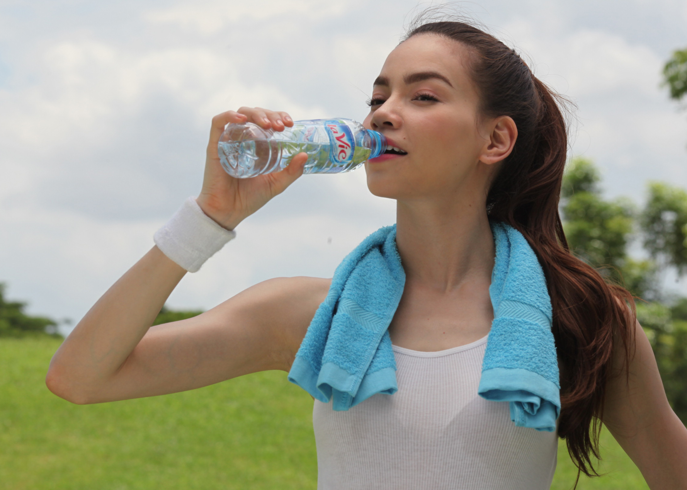Uống nhiều nước khi tập luyện